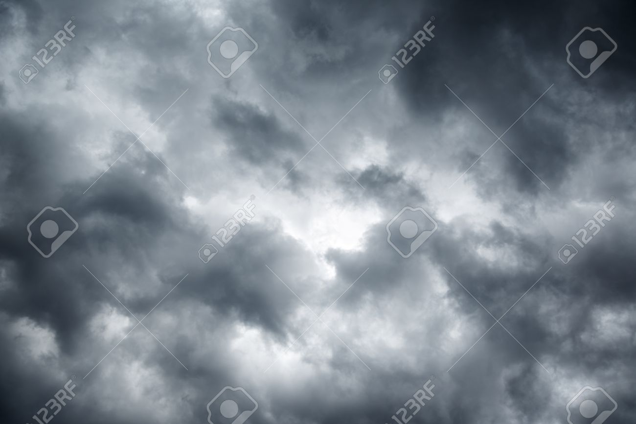 嵐の灰色の曇り空の背景 の写真素材 画像素材 Image