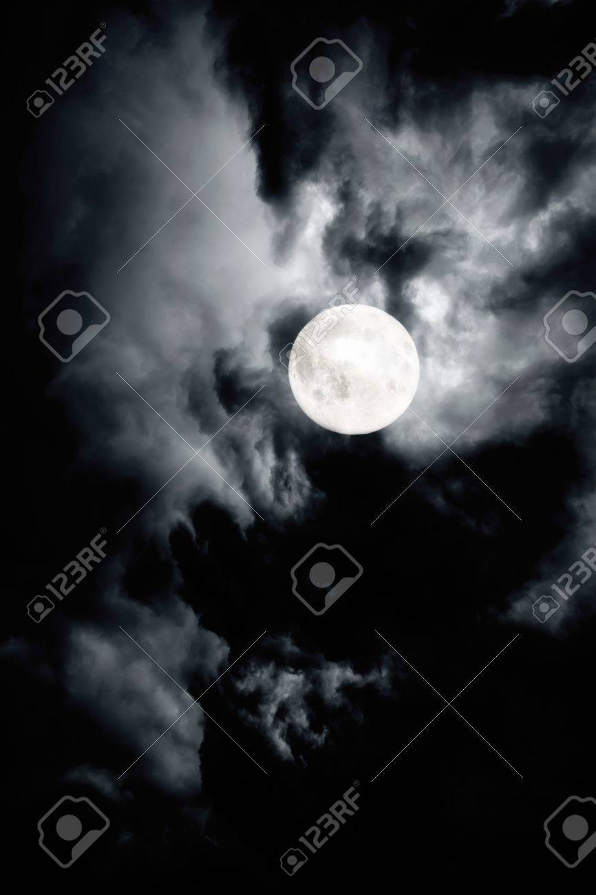 Dunkler Bewolkter Himmel Der Vollmond Nacht Lizenzfreie Fotos Bilder Und Stock Fotografie Image 46931141