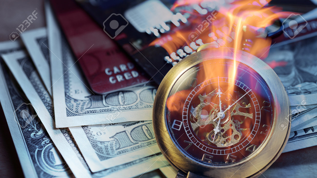 懐中時計、クレジットカード、現金でのドルを燃やすの写真素材・画像素材 Image 194902688