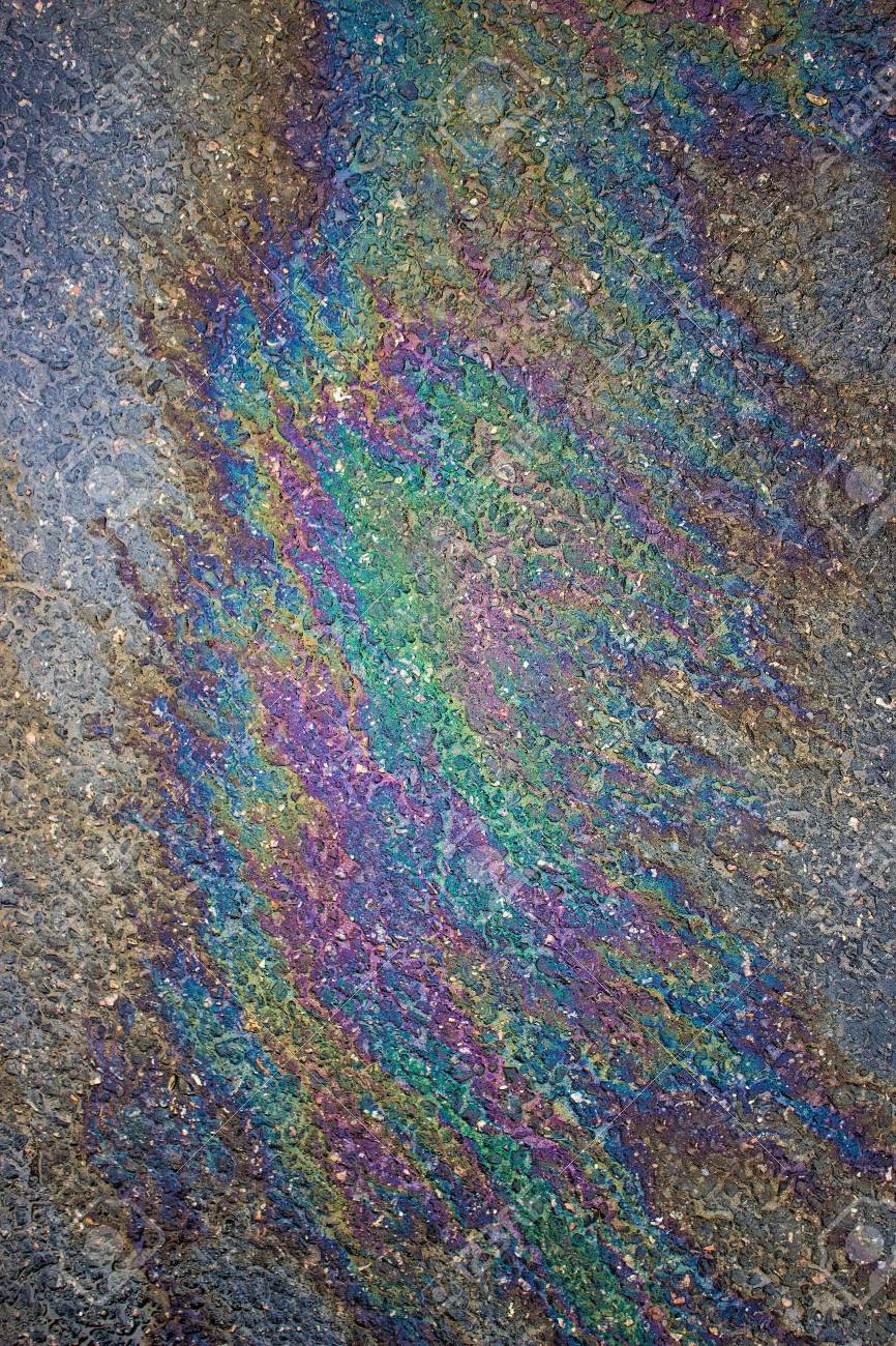 ガソリンはアスファルト表面に流れます ガソリンの虹色の汚れ の写真素材 画像素材 Image