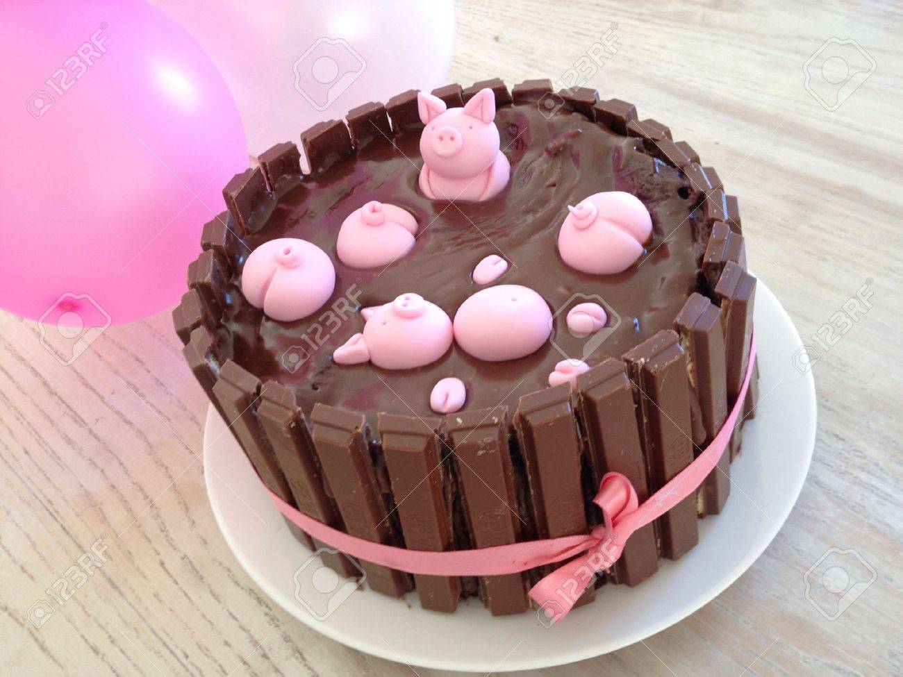 Le Cochon Dans La Boue Gateau D Anniversaire Banque D Images Et Photos Libres De Droits Image Le Cochon Dans La Boue Gateau D Anniversaire Banque D Images Et Photos Libres De Droits Image