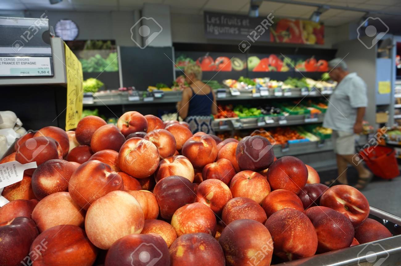 南フランスのプロヴァンスのスーパー店で野菜を買うお客様とおいしい新鮮な桃の杭の St エギュルフ Var プロヴァンス フランス 16 年 8 月 26 日 の写真素材 画像素材 Image 南フランスのプロヴァンスのスーパー店で野菜を買うお客様とおいしい新鮮な桃の杭の St エギュルフ Var プロヴァンス フランス 16 年 8 月 26 日 の写真素材 画像素材 Image