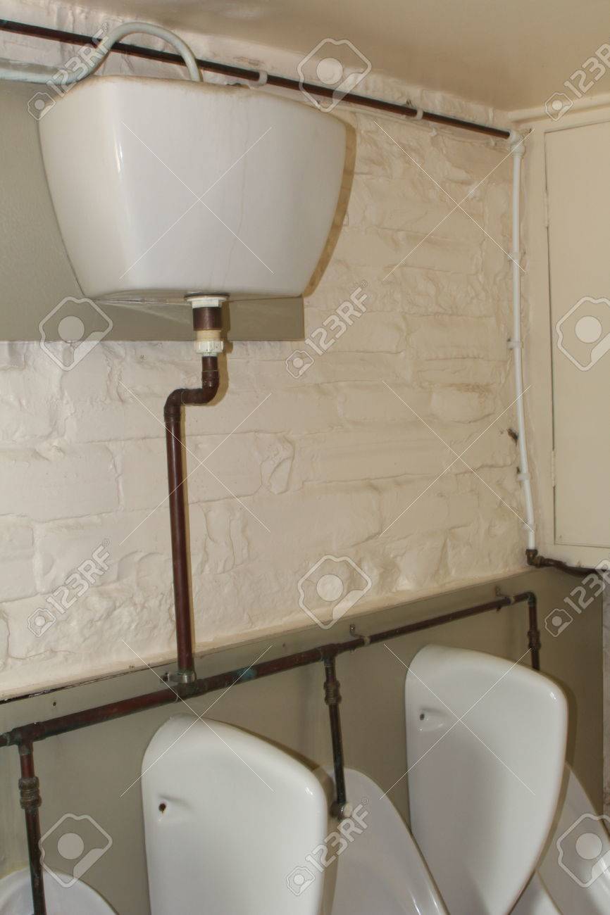 男子トイレ露出 昔ながらの高レベル水槽が紳士トイレや休憩室を実行で小便器に供給の写真素材・画像素材 Image 83135374