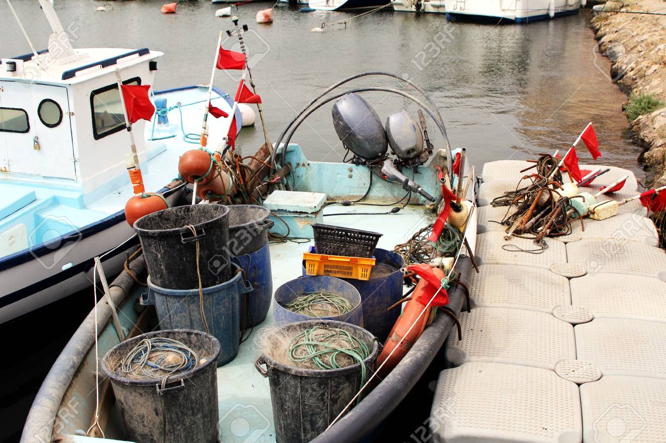 港の小さな漁船の様々なロープ 箱 バケツ ブイ 旗および他の釣り道具 の写真素材 画像素材 Image