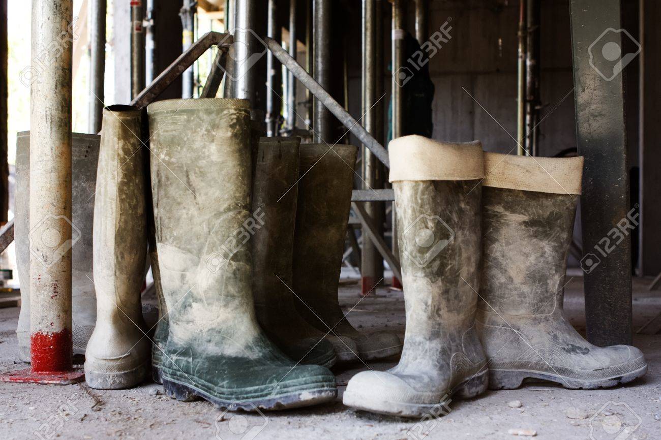 Chanclos Sucias Botas De Goma En Una Obra De Construcción Fotos, retratos,  imágenes y fotografía de archivo libres de derecho. Image 20985435