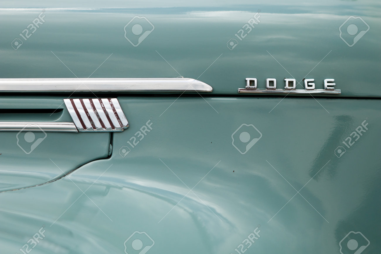 ダッジ旧型車をネルトリンゲン ドイツ 17 年 4 月 29 日 17 年 4 月 29 日ドイツ ネルトリンゲンの上 Mototechnika 旧型総会 フードとフロントのエンブレムのクローズ アップ の写真素材 画像素材 Image