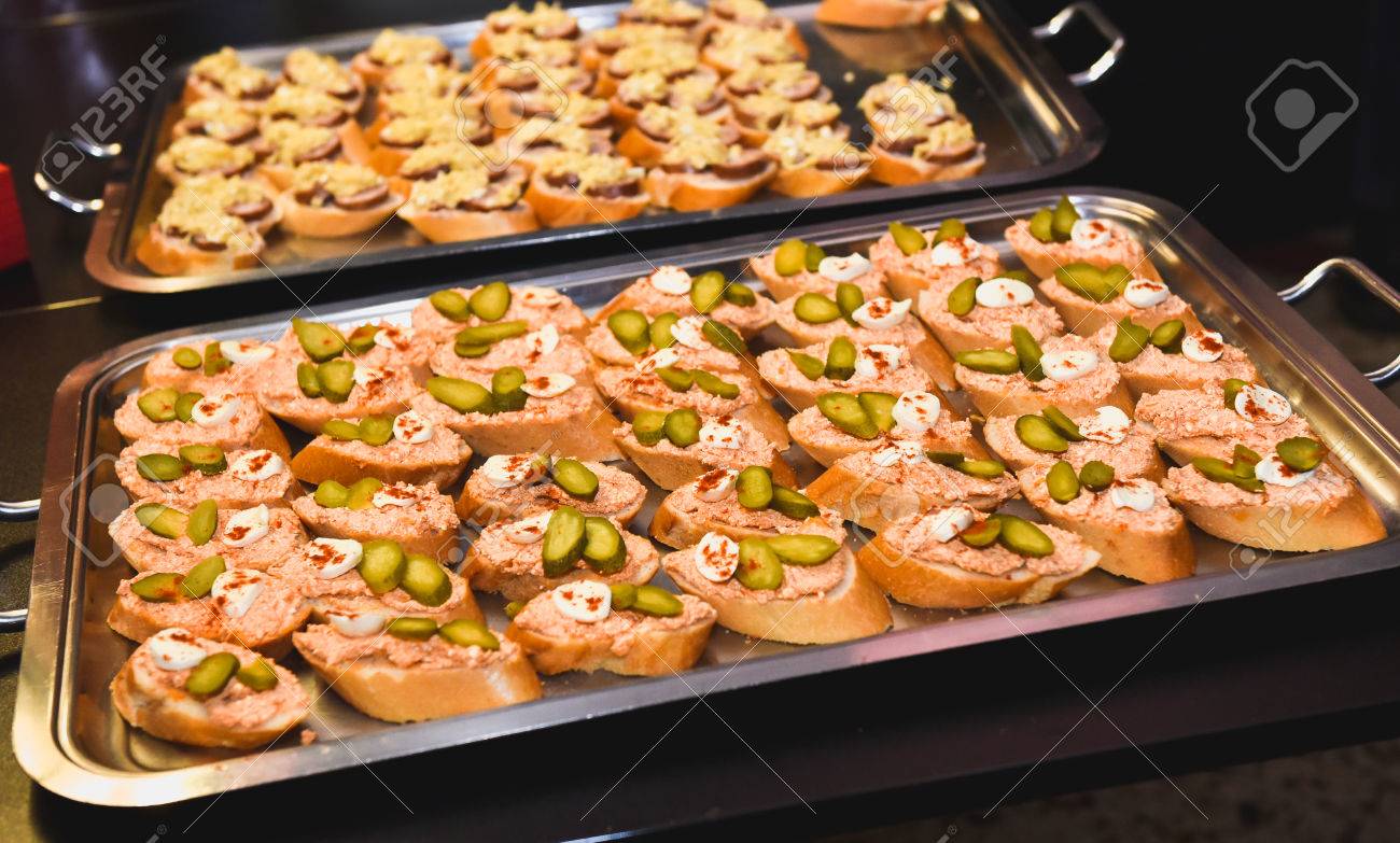 Startseite Kanapees Kleine Sandwiches Vorspeisen Mix Aus Verschiedenen Fingerfood Snacks Fur Eine Party Oder Ein Bankett Auf Einer Platte Lizenzfreie Fotos Bilder Und Stock Fotografie Image 57736410
