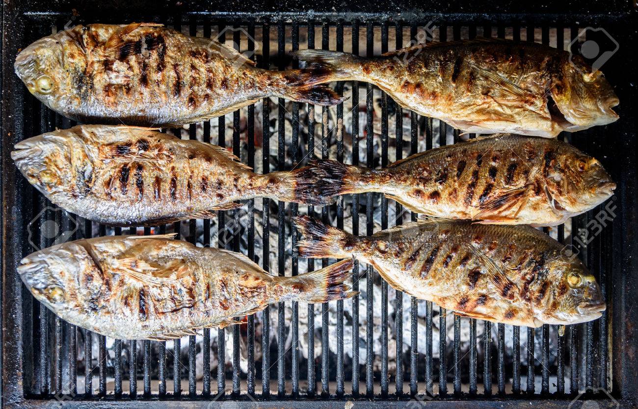 炭火焼きで魚を準備しています 鯛とホーム バーベキュー ピクニック の写真素材 画像素材 Image