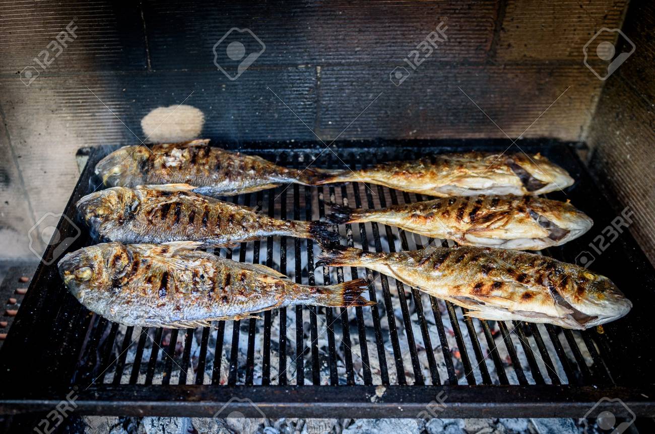 炭火焼きで魚を準備しています 鯛とホーム バーベキュー ピクニック の写真素材 画像素材 Image