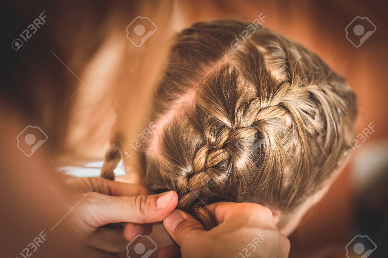 https de 123rf com photo 62333125 mutter macht von z c3 b6pfen auf kleine tochter auf den kopf friseur ist flechten der haare auf ein junges m html