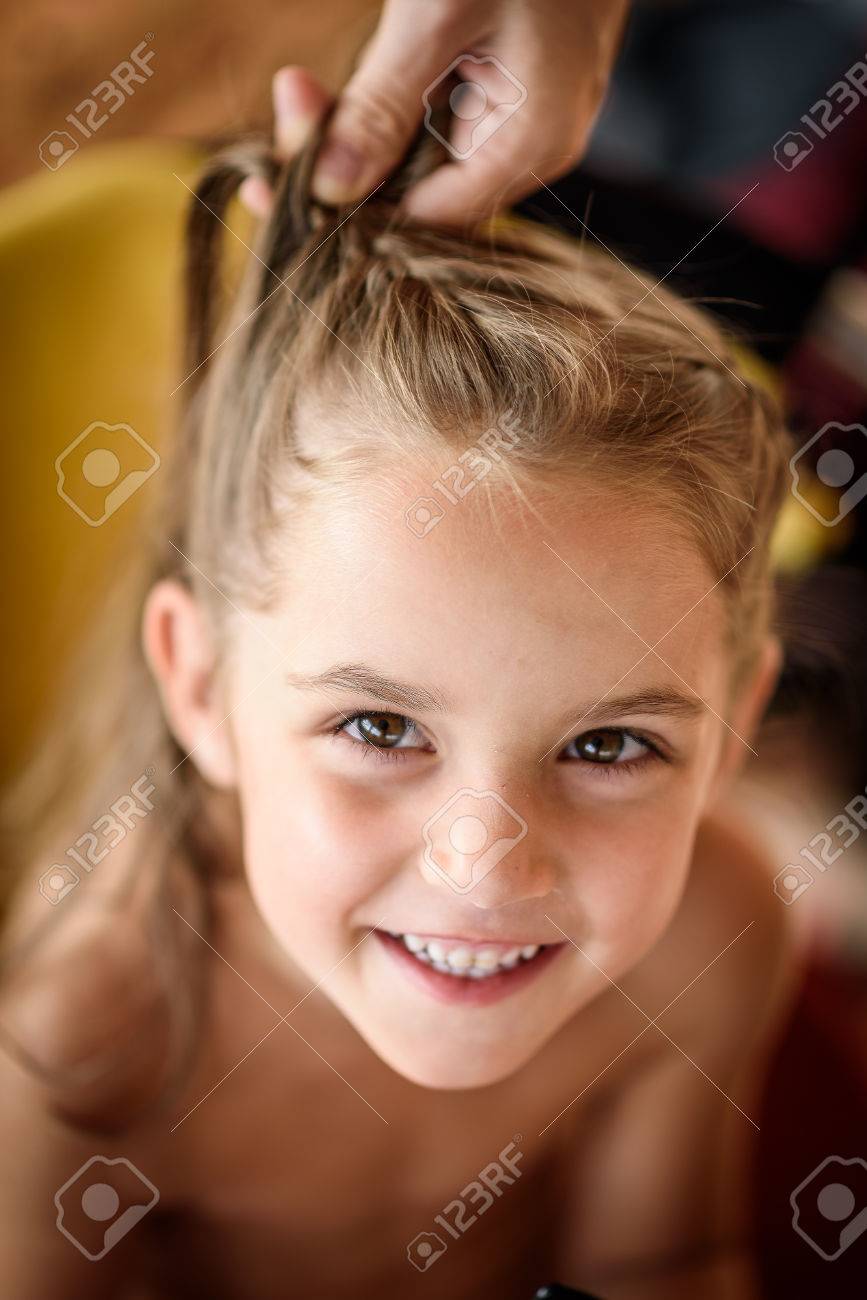 mutter macht von zopfen auf kleine tochter auf den kopf friseur ist flechten der haare auf ein junges madchen sich fur die schule fertig machen lizenzfreie fotos bilder und stock fotografie image