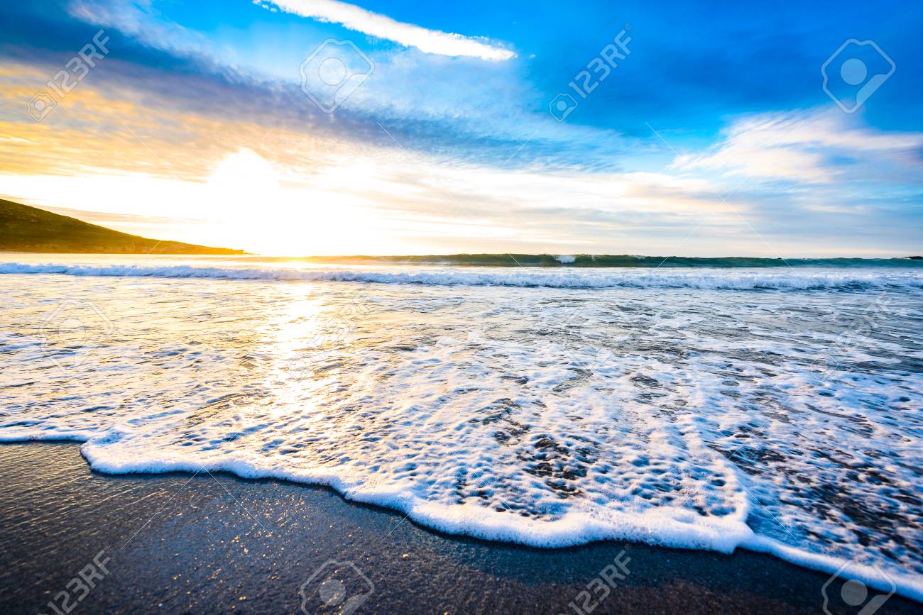 日の出日の入りで砂浜に小さな海海の波 干潮時に小さな波で大西洋のビーチで夕暮れや夜明けの背景風景画像 背景の壁紙画像 の写真素材 画像素材 Image