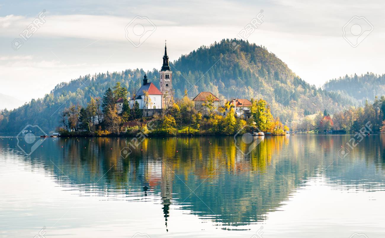 スロベニアのブレッド湖 小さな巡礼教会の美しい山間の湖 最も有名なスロベニアの湖と島巡礼教会マリア仮定と穏やかな水の反射で血を流した の写真素材 画像素材 Image