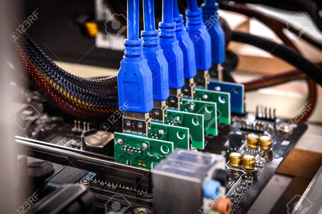 暗号通貨マイニングリグPCIeライザーエクステンダーは、マザーボードに接続されています。暗号通貨ビットコインイーテリアムアルトコイングラフィックカードマイナーマイニングリグの詳細。の写真素材・画像素材  Image 91739064
