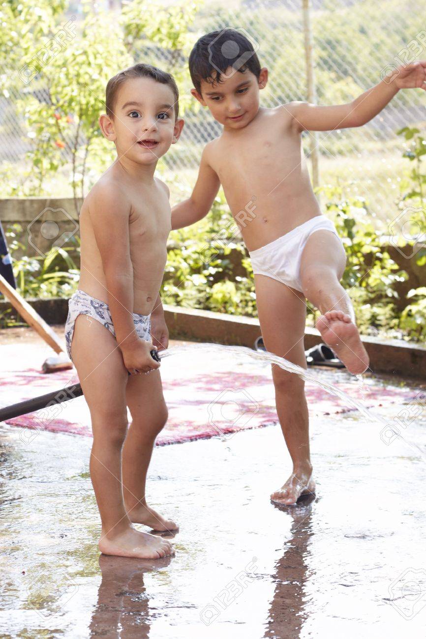 little boy undies 2 つの小さな男の子のパンティーで庭に水で遊ぶの写真素材・画像素材 Image 7650118