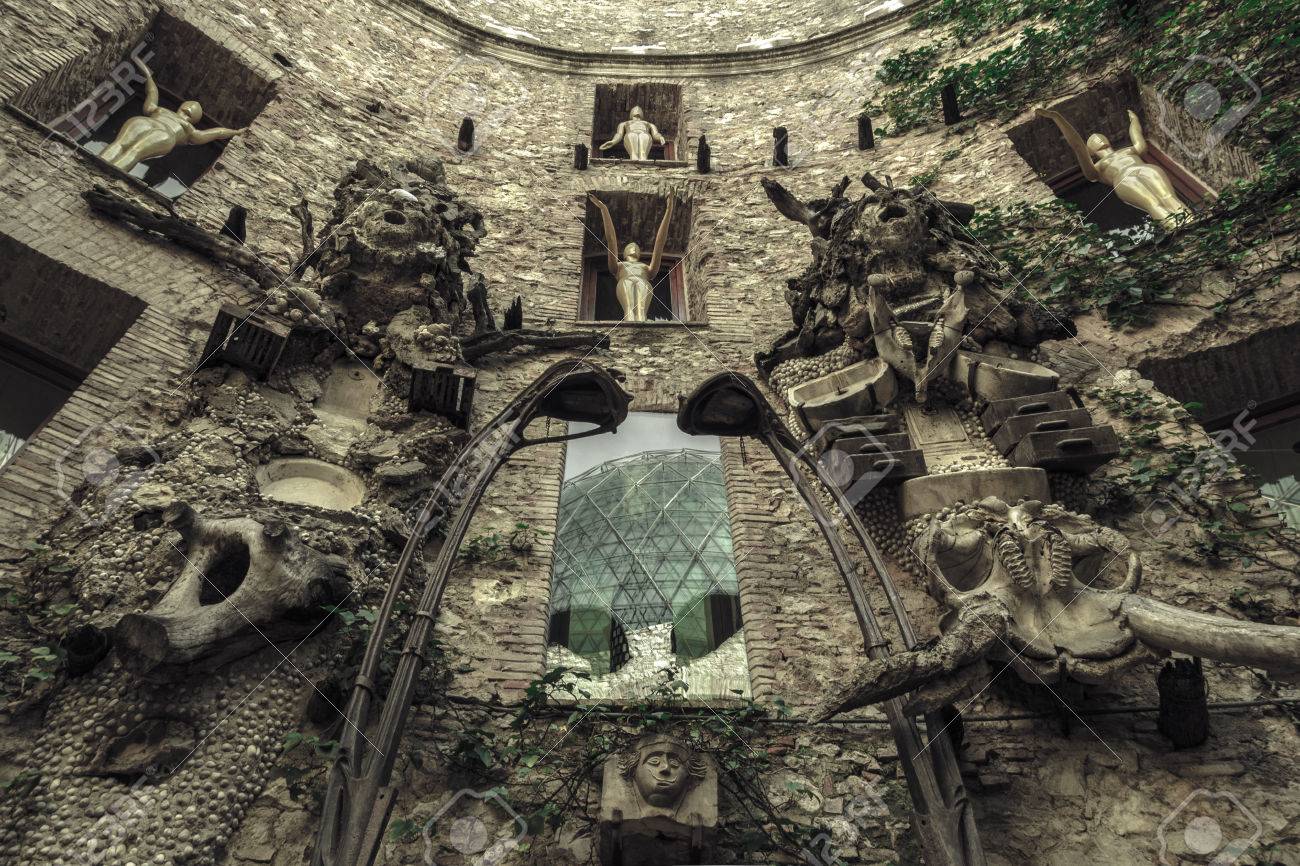 Figueres Spanien 17 Juni 2014 Fragment Des Haupthof In Dalis