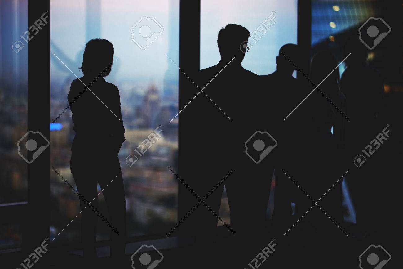 Silhouette Einer Gruppe Junger Gezielte Finanziers Ein Gespräch ... Silhouette Einer Gruppe Junger Gezielte Finanziers Ein Gespräch ...