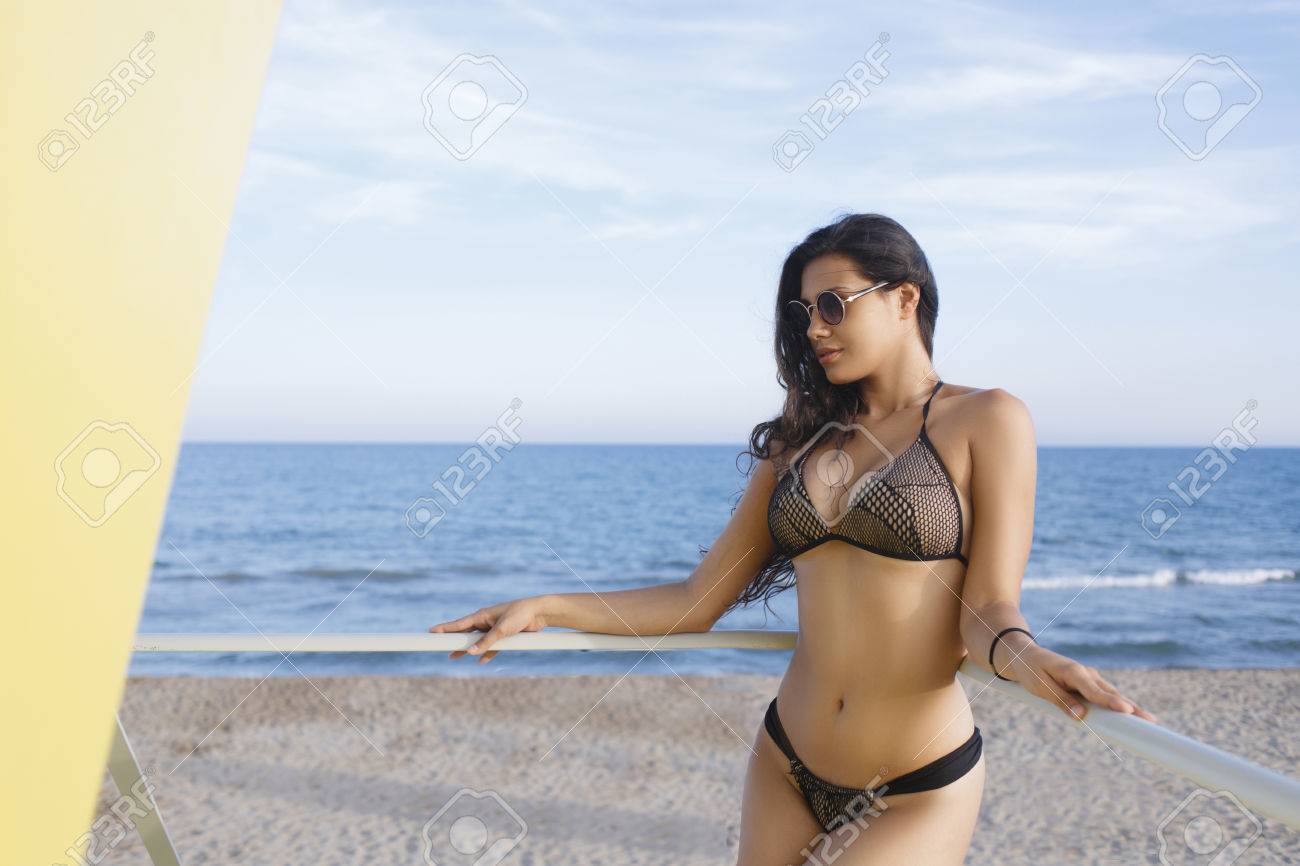 Latina nahé model