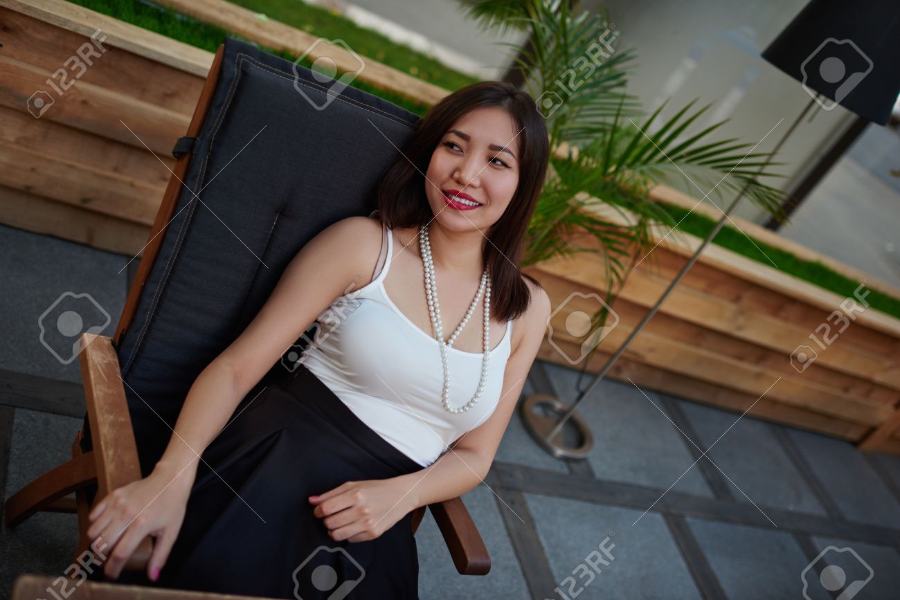 Asiáticas Joven Un Se Mujeres De Vestidos Sonriente Magníficos Ropa En RestauranteMujer Elegante La Acera Con Las Que Relaja Terraza Café Y n8OPN0wkXZ