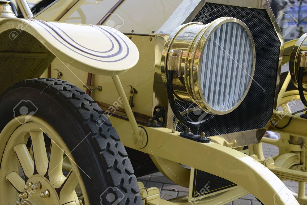 フランス パリ 2 月ディズニーランド パリへの入り口の木製スポーク ホイールと 28 16 詳細ヴィンテージ車 の写真素材 画像素材 Image