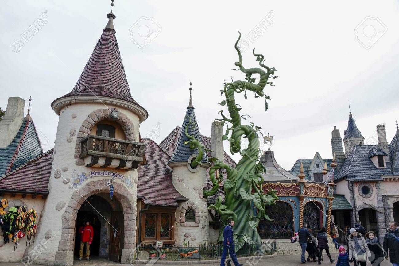France Paris Februar 28 16 Schones Haus Mit Einer Bohnenpflanze Basierend Auf Dem Beruhmten Marchen Jack Und Die Bohnenstange Im Park Von Disneyland Paris Lizenzfreie Fotos Bilder Und Stock Fotografie Image