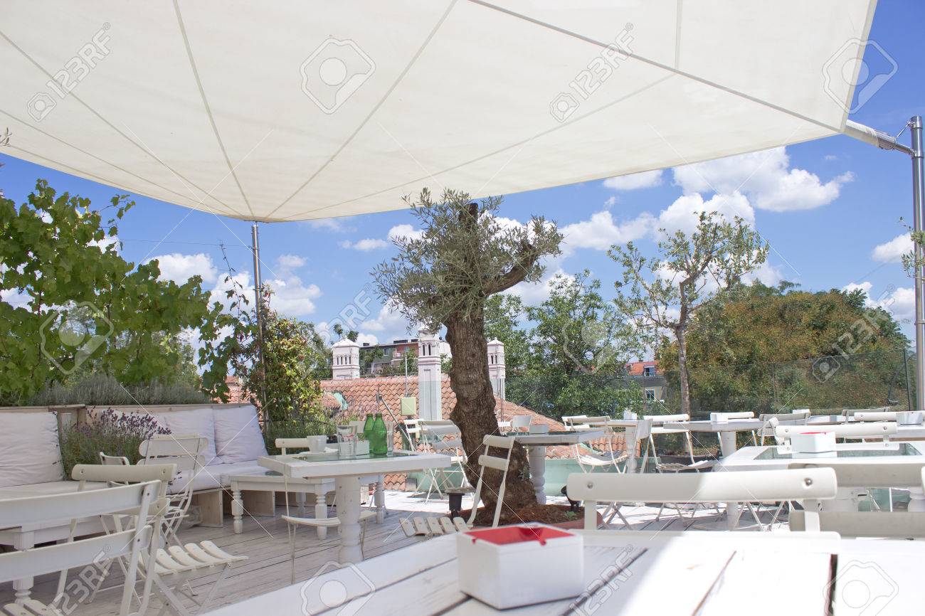 日傘の屋根の上の屋外レストランのテラス の写真素材 画像素材 Image