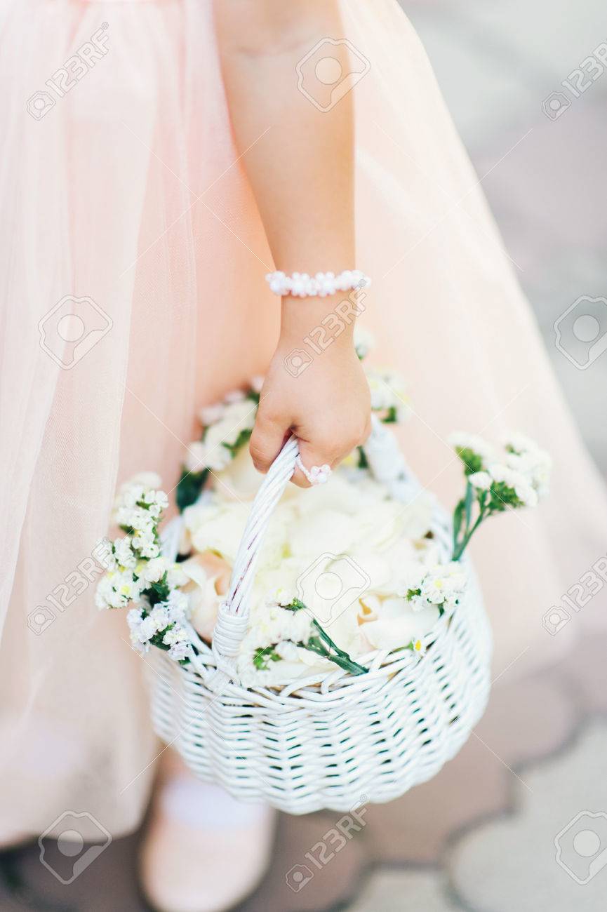 小さなフラワー ガール結婚式の準備ができて得ることができます の写真素材 画像素材 Image 小さなフラワー ガール結婚式の準備ができて得ることができます の写真素材 画像素材 Image