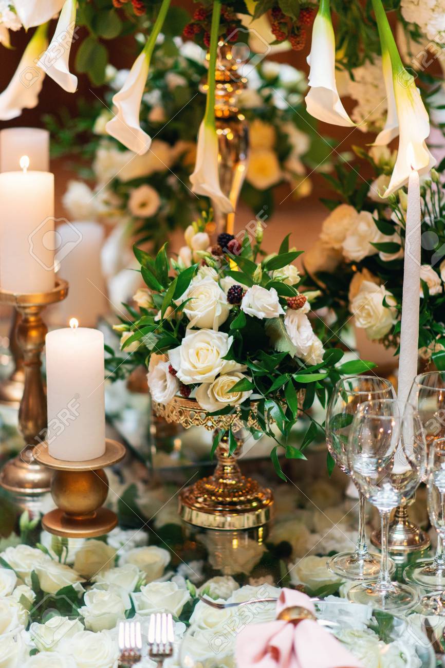 elegant wedding table arrangement floral decoration restaurant