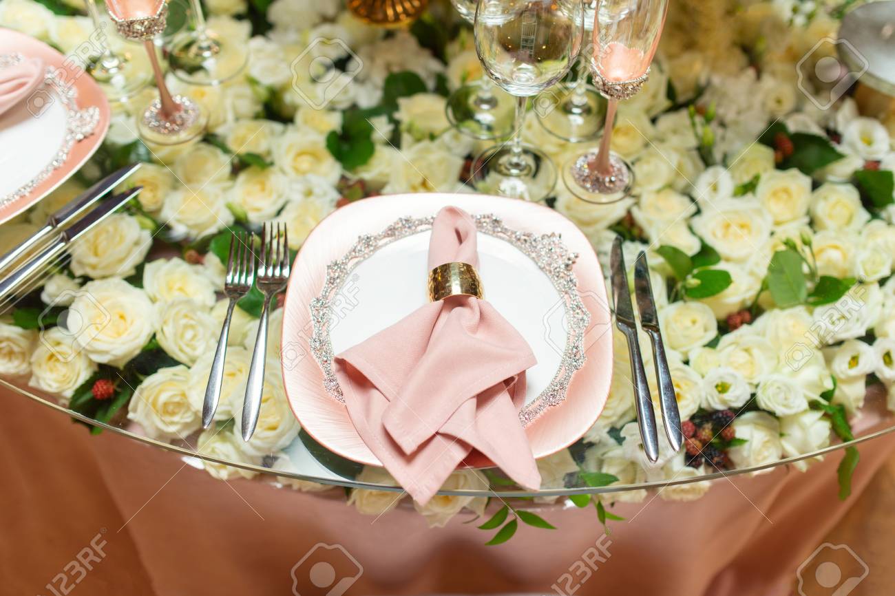 elegant wedding table arrangement floral decoration restaurant