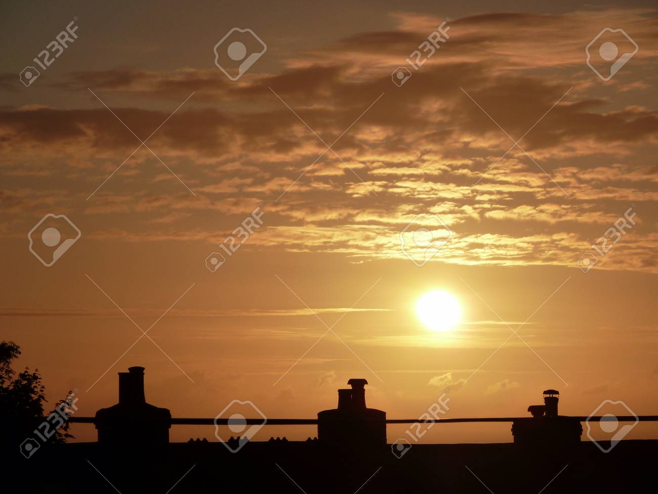 明るく美しいオレンジ夕日町のスカイライン の写真素材 画像素材 Image