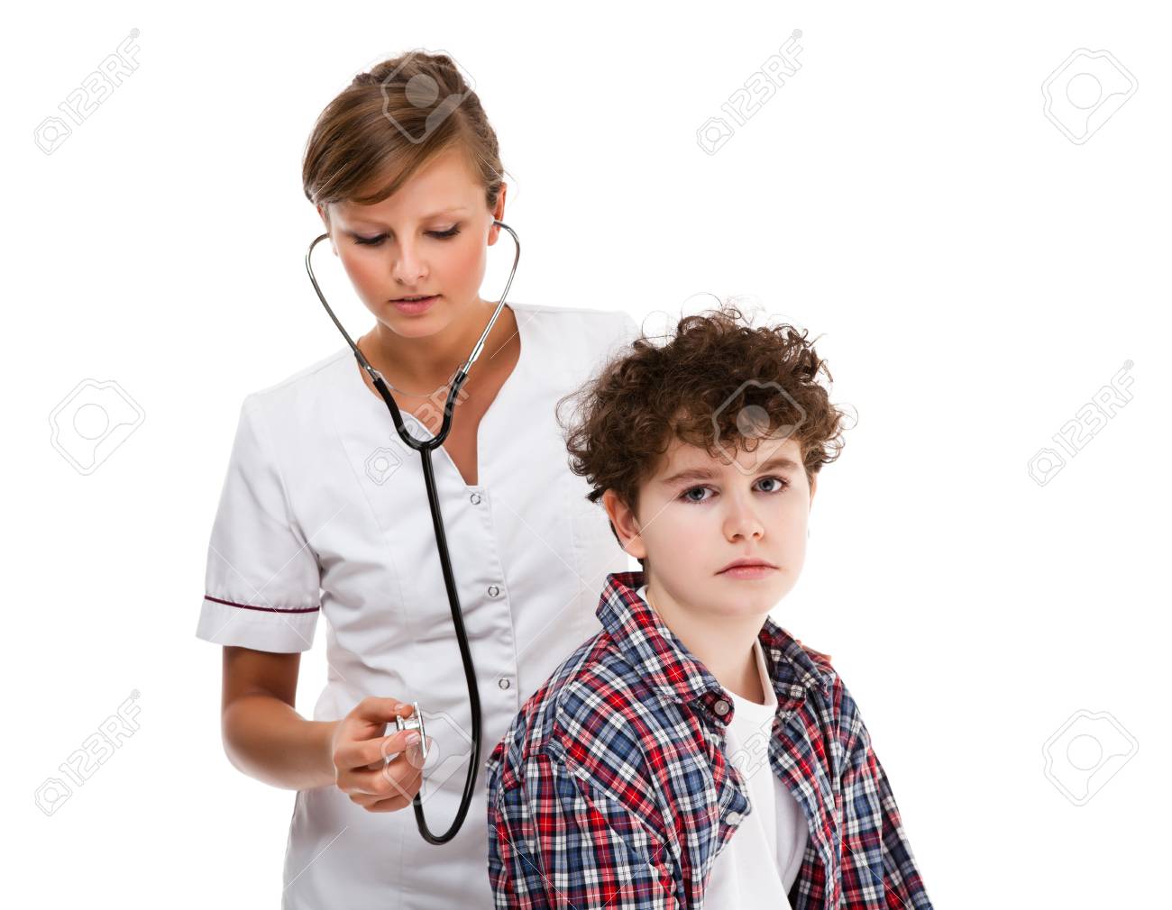 Doctor examines a little boy. ребенок азиат и врач. дети играющие в доктора. мальчик доктор. чарушин.