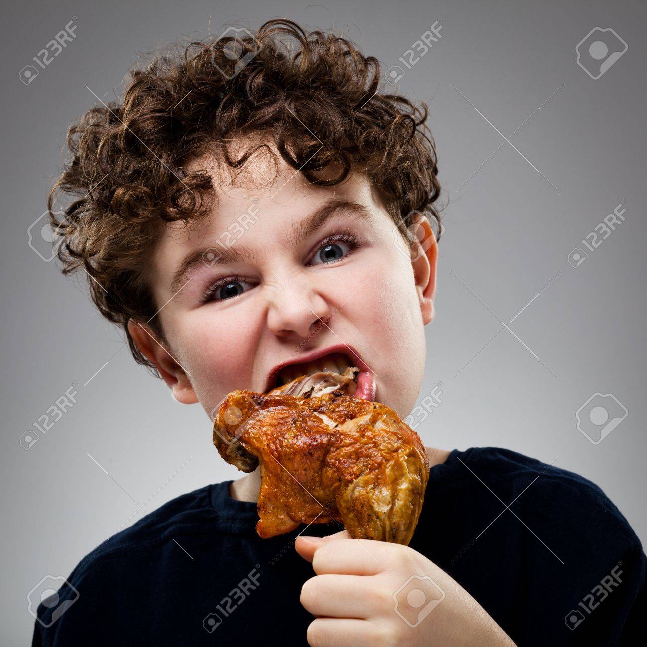 People eat fried chicken. Ребенок ест мясо. Жирная еда. Человек кушает ногу человека. Открытый рот с едой.