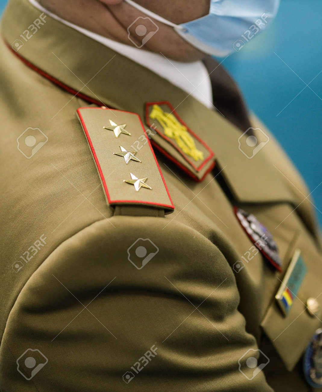 ルーマニア、ブカレスト-2020年11月5日：軍服のエポレットに乗ったルーマニア軍の3つ星中尉の一般的なランクの浅い被写界深度（選択的フォーカス）の画像。の写真素材・画像素材  Image 158577222
