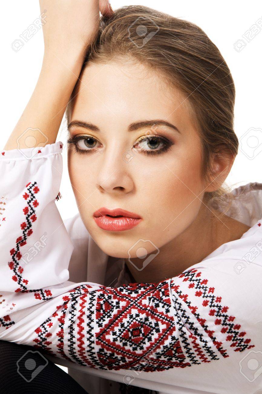 https://previews.123rf.com/images/gdolgikh/gdolgikh1011/gdolgikh101100077/8218424-portrait-of-a-young-beautiful-woman-in-national-slavic-clothing.jpg