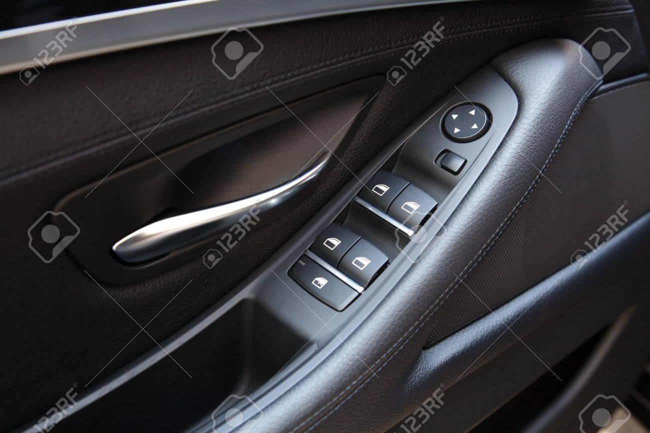 調整ノブで車のドア ハンドル の写真素材 画像素材 Image