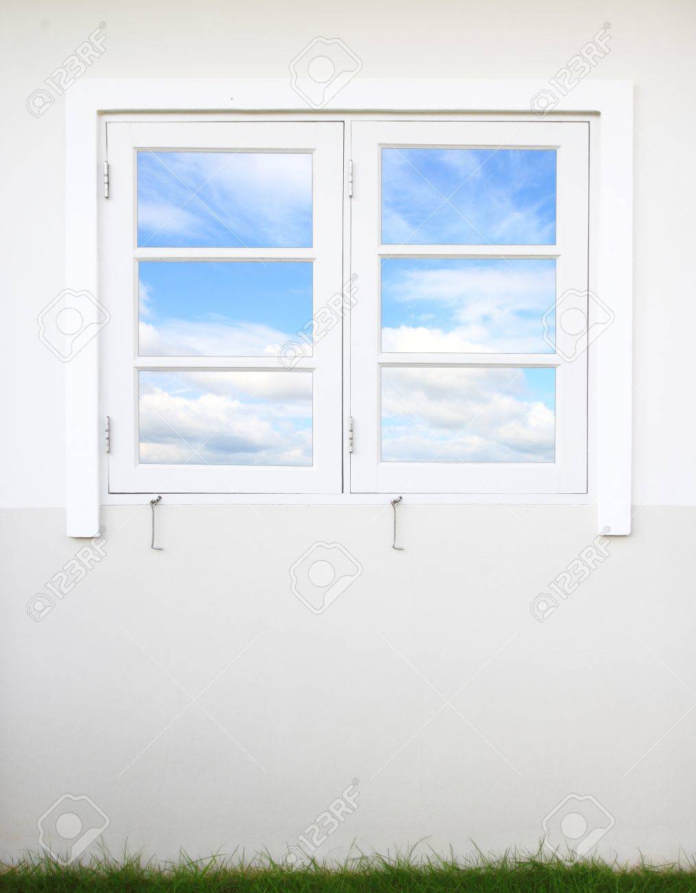 白い窓と壁の空と の写真素材 画像素材 Image 白い窓と壁の空と の写真素材 画像素材 Image