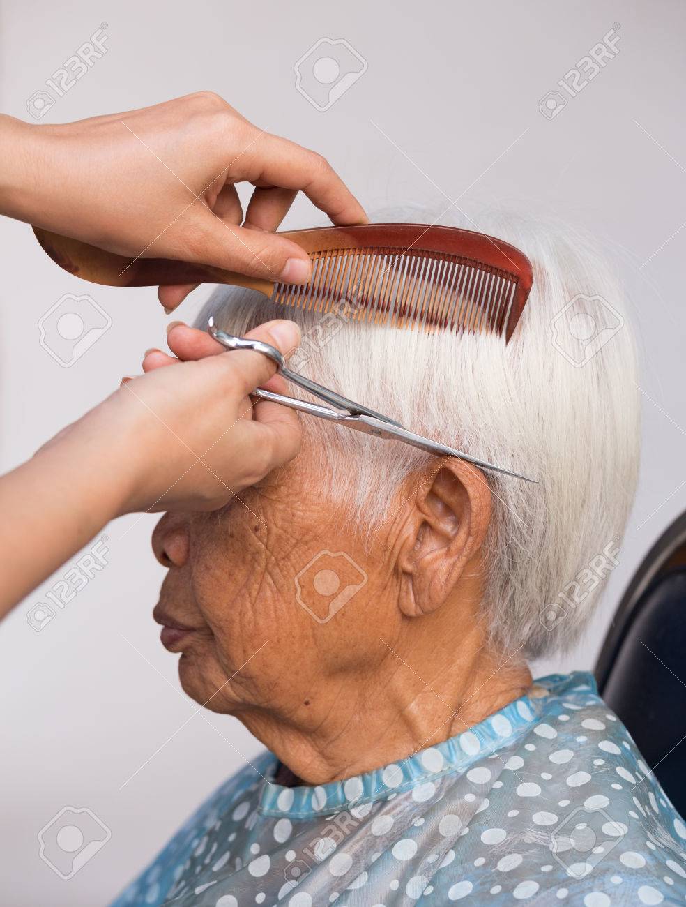 髪スタイリストのカットのシニア女性の白髪 の写真素材 画像素材 Image