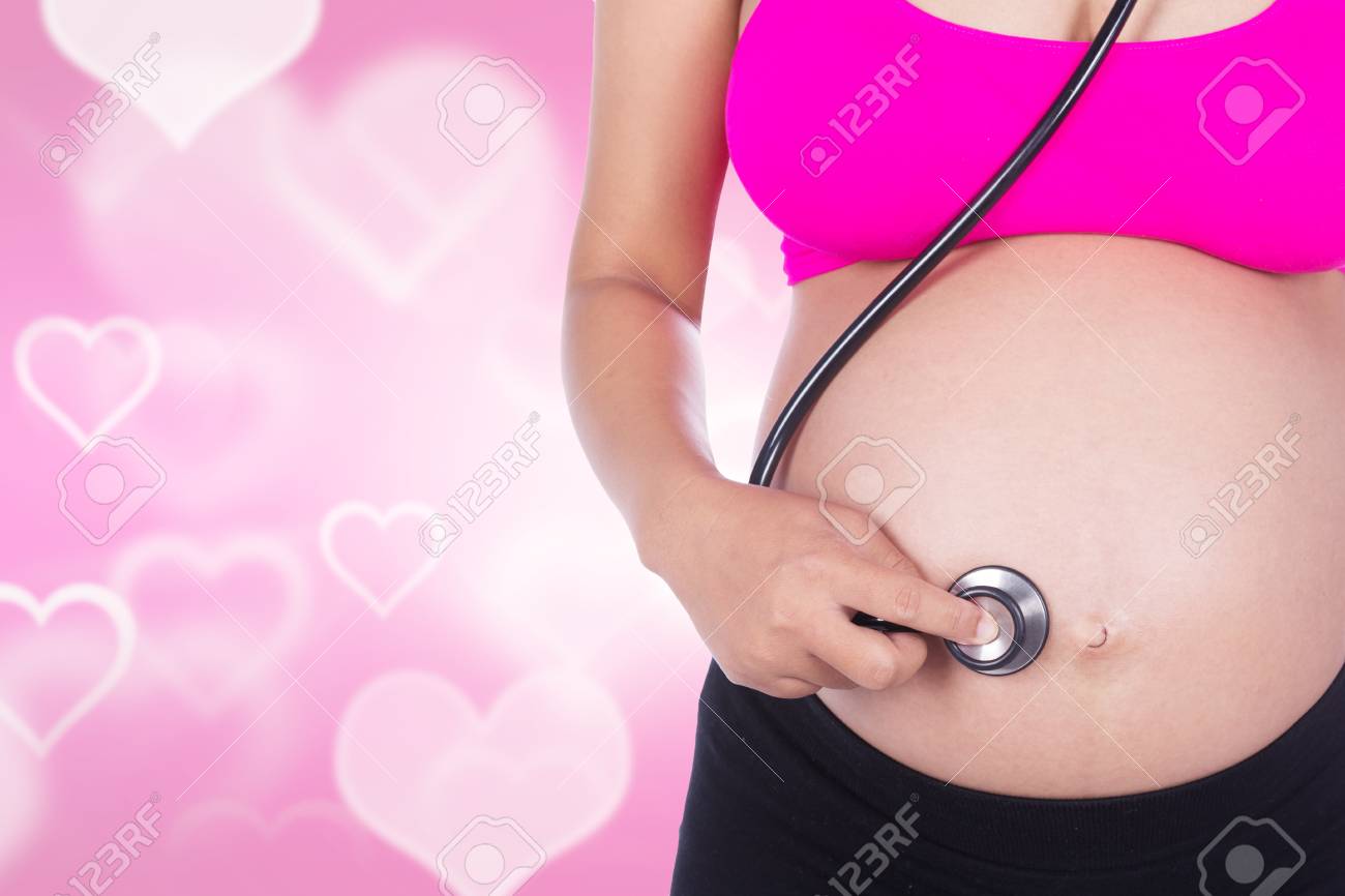 Gros Plan De Femme Enceinte A Stethoscope Ecoute Ventre A Bebe Sur Coeur Backrground Banque D Images Et Photos Libres De Droits Image