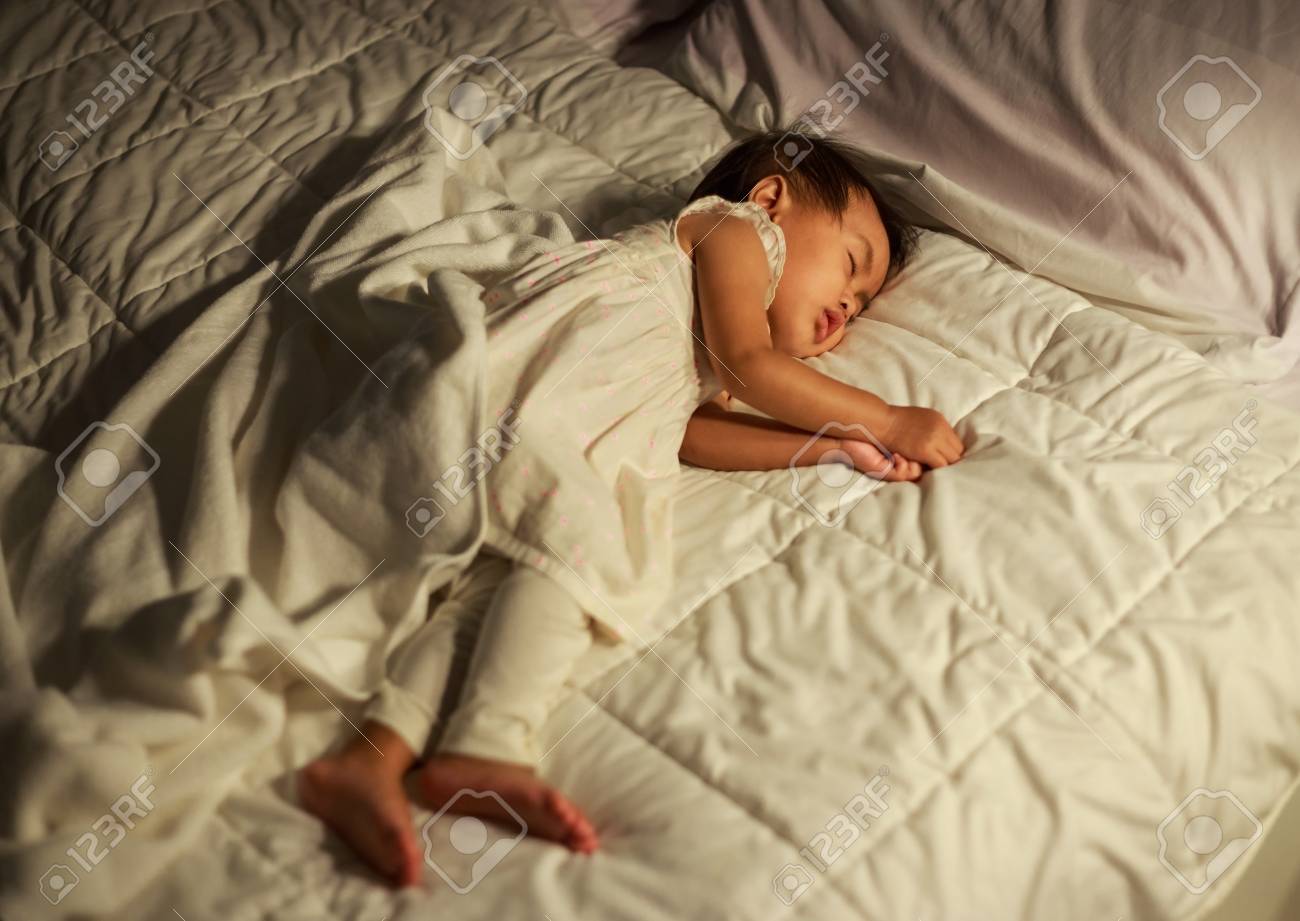 自宅で寝室でベッドで寝ている赤ちゃん の写真素材 画像素材 Image