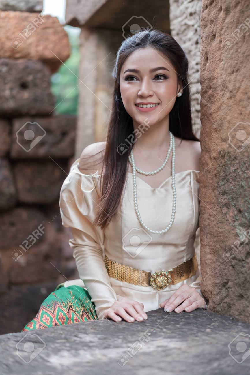 https://previews.123rf.com/images/geargodz/geargodz1805/geargodz180500009/100756825-happy-beautiful-woman-in-thai-traditional-dress.jpg