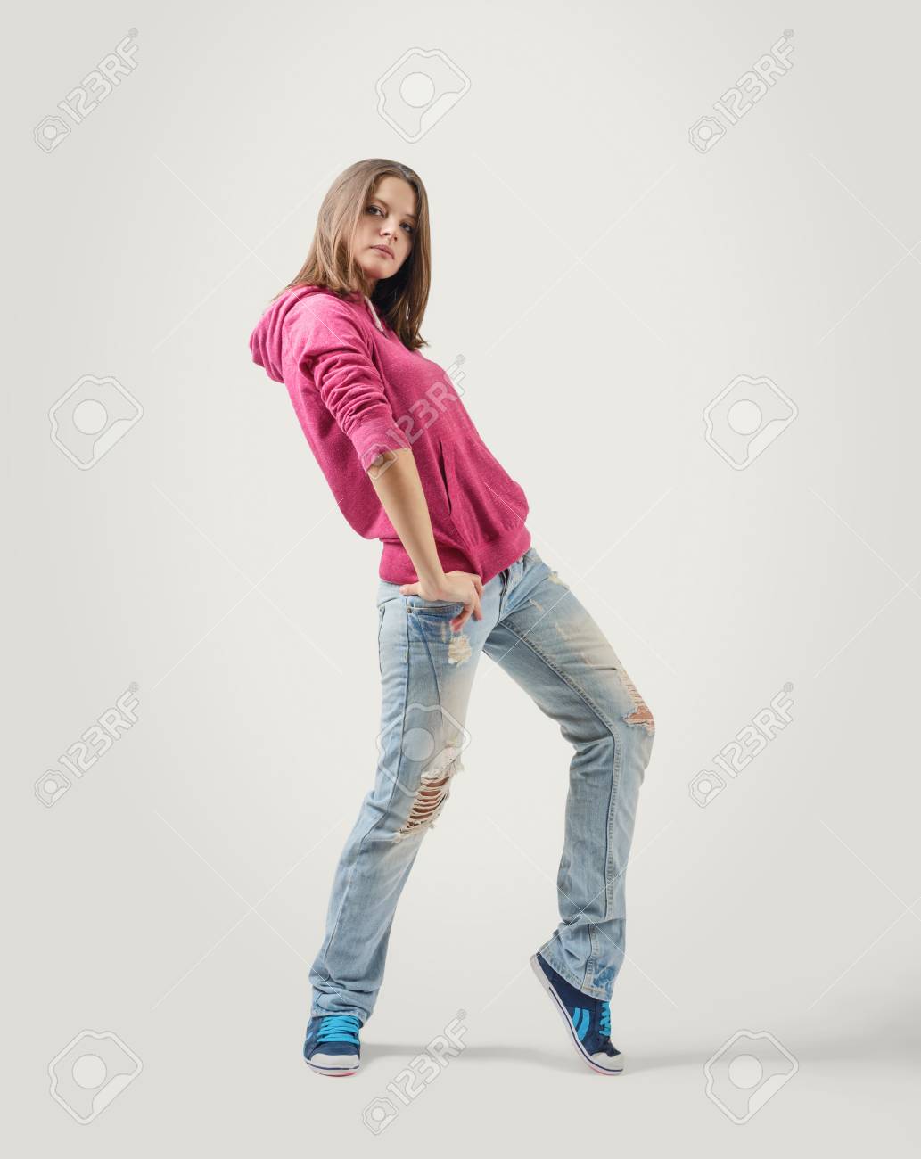 深刻な若い女の子の横に立っています 手が彼女の腰に 足をつま先立ちです の写真素材 画像素材 Image