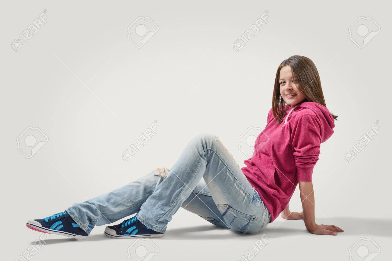 девушка с ноутбуком без фона. парень с ноутбуком. болят суставы. боль в спине женщина. человек за ноутом.