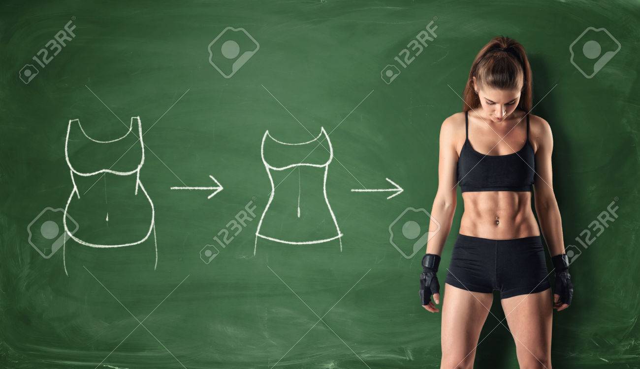 方法の概念 少女の体は変化 完璧な腰と黒板の背景に Abs 脂肪腹から 自己改善とスポーツ スポーツマン体型 トレーニング フィットネス の写真素材 画像素材 Image