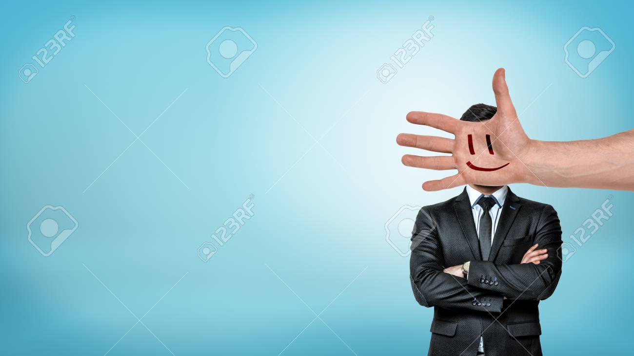 実業家は 彼の頭をカバー スマイルと巨大な男性の手の後ろに腕を組んで正面に立っています の写真素材 画像素材 Image