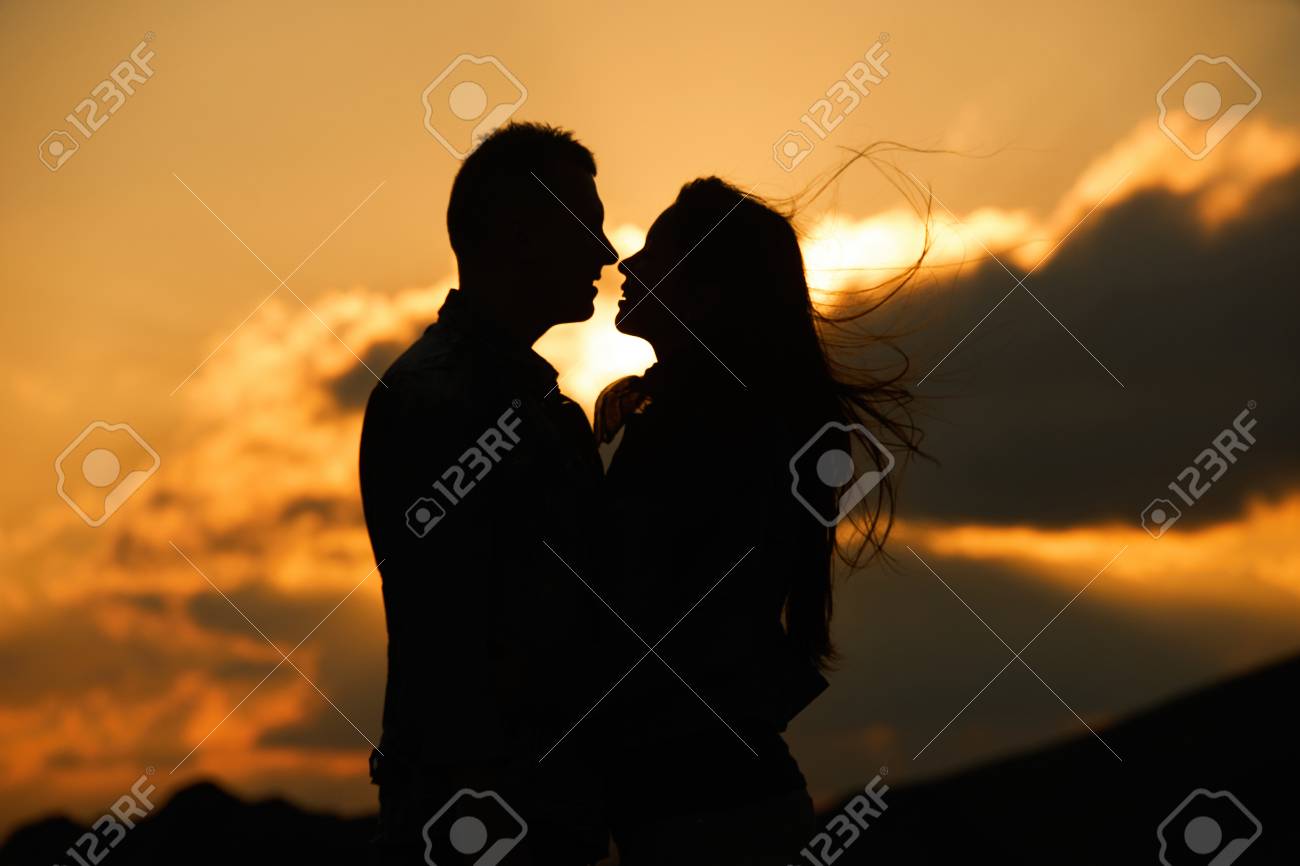 夕焼けの空にキスのカップルのシルエットです オールウェイズ一緒に永遠と愛の概念 愛を感じてください の写真素材 画像素材 Image