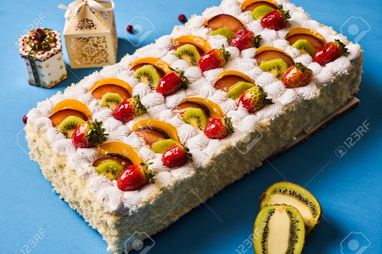 Gateau Aux Fruits Avec Fraise Kiwi Peche Pomme Et Creme Patissiere Sur Fond Bleu Delicieux Dessert Sucre Banque D Images Et Photos Libres De Droits Image