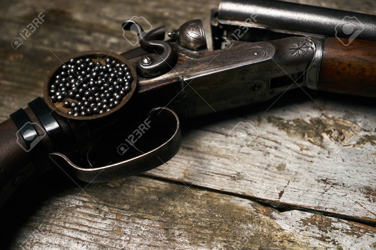 오래 된 시골 풍 나무 테이블에 사냥 샷건 리플 로열티 무료 사진, 그림, 이미지 그리고 스톡포토그래피. Image 95202013