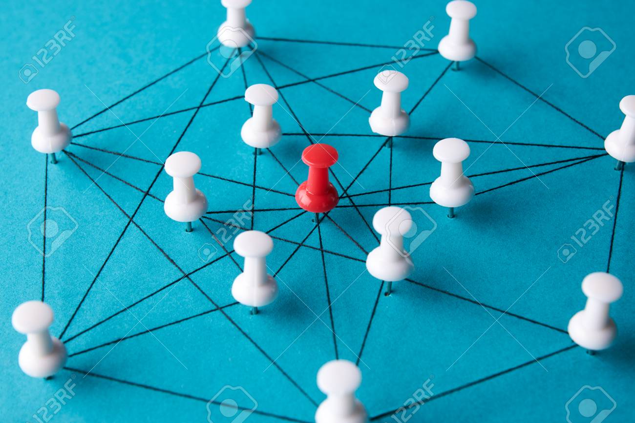 푸시 핀 및 파란색 배경에 스레드에서 만든 네트워크 연결 클로즈업. 네트워크 개념으로 검은 실로 연결된 핀 바늘 로열티 무료 사진,  그림, 이미지 그리고 스톡포토그래피. Image 95927114