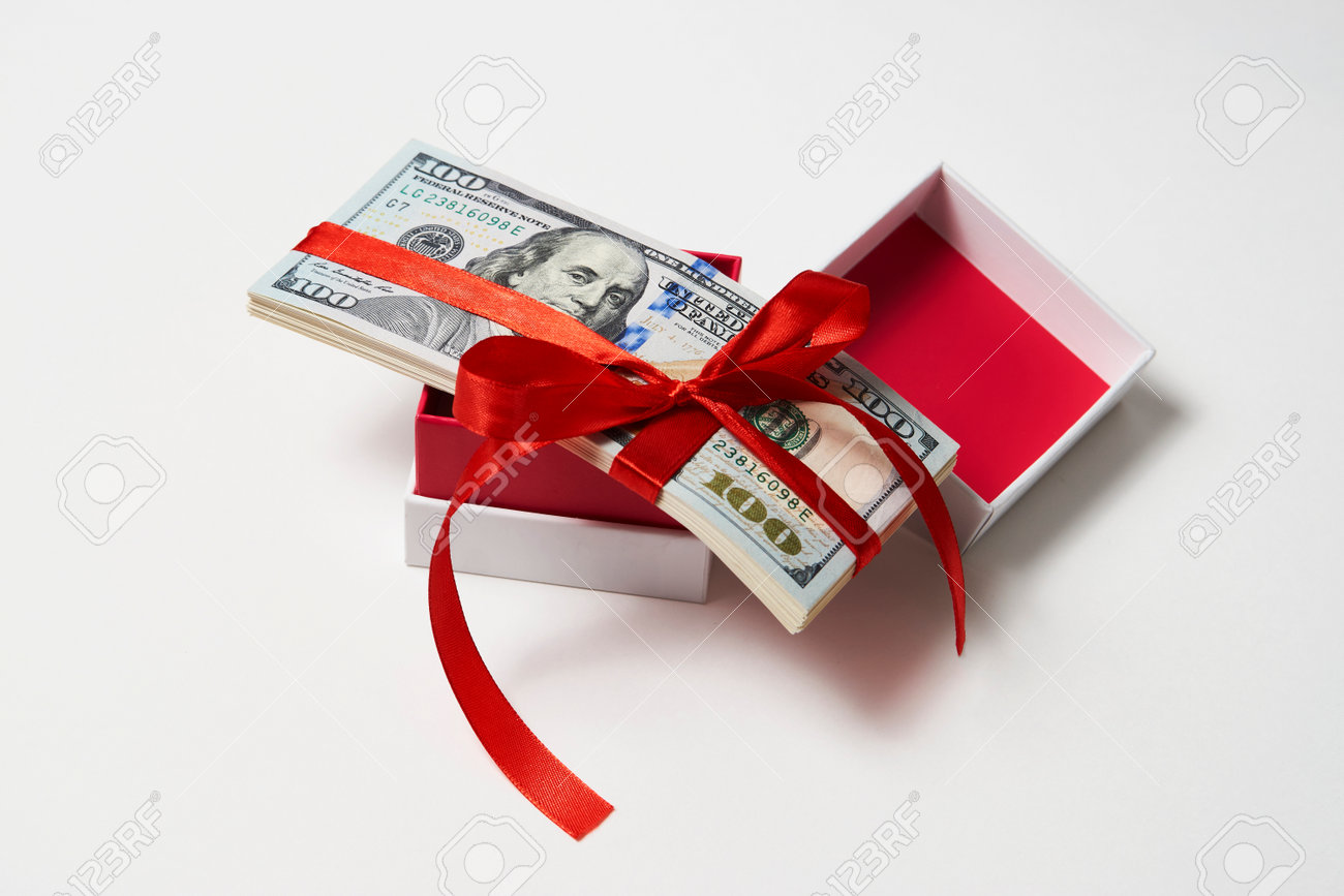 흰색 배경에 달러 지폐가 있는 선물 상자 달러 돈 선물 로열티 무료 사진, 그림, 이미지 그리고 스톡포토그래피. Image  175401800