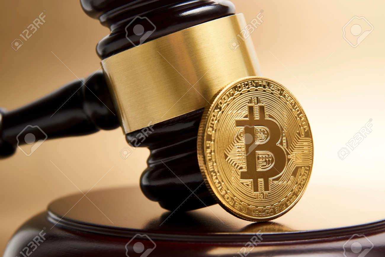 Martillo De Subasta Y Moneda Bitcoin, Primer Plano. Mazo De Juez Y  Criptomoneda Bitcoin Fotos, retratos, imágenes y fotografía de archivo  libres de derecho. Image 176829449